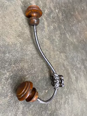 Ancienne patère murale en bois et métal - Photo 1/2