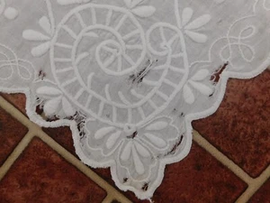 CUTTER Vintage Embroidered White Dresser Vanity Scarf Table Runner 32x17 crafts - Picture 1 of 11