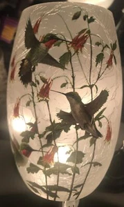 Stony Creek dekorative Glas beleuchtete 7,75" Vase - Kolibris & Blumen - Bild 1 von 4