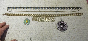 Collier Laiton doré Mosquitos et autre émaillé plus Pendentifs - Foto 1 di 9