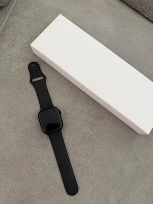 Apple Watch Series 10 GPS 42mm Schwarz, Sportarmband Schwarz, Inkl. Ladekabel - Bild 1 von 3