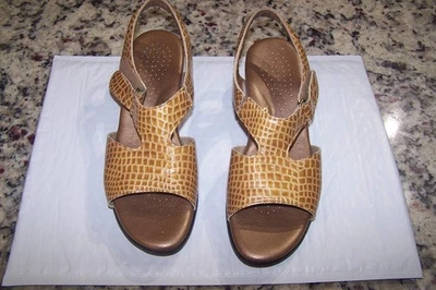 SAS Suntimer Tripad Comfort Sling Back Heeled Sandals Gold Croc Leather Women 8 - Image 1 of 4