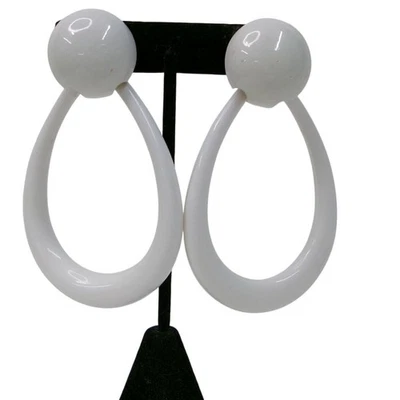 Pendientes de aro vintage Crown Trifari grandes esmaltados blancos Foto 1 de 4