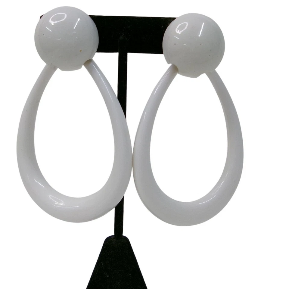 Pendientes de aro vintage Crown Trifari grandes esmaltados blancos Foto 1 de 4