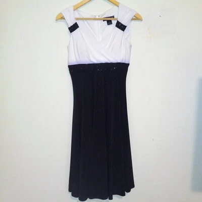 Jessica Howard 帝国腰串珠鸡尾酒礼服 - 尺寸 6 小号 - 白色和黑色 — 第 1/4 张图片