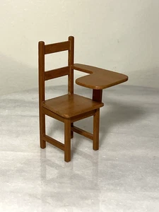 Puppenhaus Kunsthandwerk Miniatur Holz Schule Schreibtisch Stuhl signiert 1:12 LESEN - Bild 1 von 14