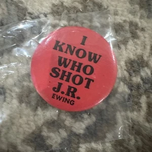 I Know Who Shot J.R Ewing Vintage Pin, TV Show Dallas. - Bild 1 von 3