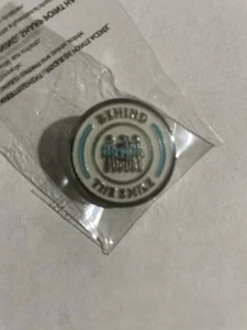 Amazon Pin Pinback Behind The Smile Circle Hard Worker Workwear Arbeit Sammlerstück - Bild 1 von 2