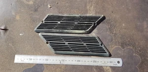REJILLAS DE VENTILACIÓN LATERALES TRASERAS MAZDA 1300 PRINCIPIOS DE LOS AÑOS 70 NECESITAN ALGUNA RESTAURACIÓN... - Imagen 1 de 10