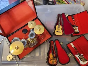 MINIATURE DRUM SET And Guita BLACK RED VELVET LINED BOXw/LATCH ~ 7" x 5.5" x 5" - Picture 1 of 6