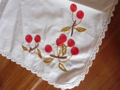 Linge ancien 1 Napperon  coton blanc  brodé de cerises   ( ref V ) - Photo 1/4