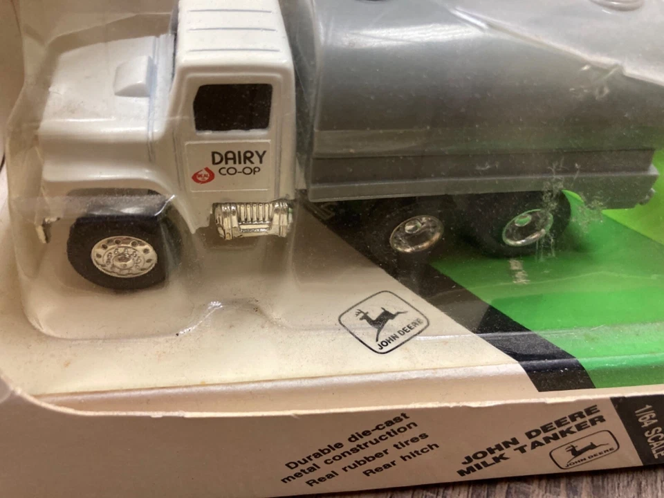 Ertl Vintage Vehicle John Deere Milk Tanker Die Cast Model Car #5545