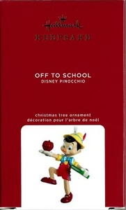 OFF TO SCHOOL -PINOCCHIO 80th 2020 MARCHIO PREMIUM RICORDO ORNAMENTO NUOVO (BD) A - Foto 1 di 5