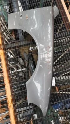 97 98 99 00 01 0 2 03 BMW 540I GUARDABARROS DERECHO PLATEADO, 4 PUERTAS Foto 1 de 4