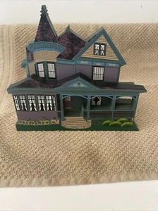 URFER HOUSE NUEVO FILADELPHIA OHIO Sheila's House 1996 Estante Sitter - Imagen 1 de 4