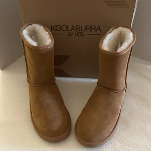NWB Women’s Size 9 KOOLABURRA by Ugg W KOOLA SHORT Boots Color Chestnut Nice - Picture 1 of 9