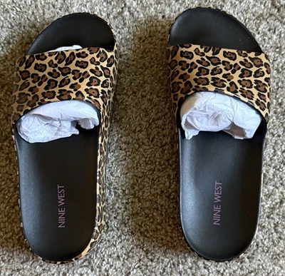 Elegantes diapositivas con estampado de leopardo de Nine West. Perfecto para uso casual. Talla 8 Foto 1 de 4