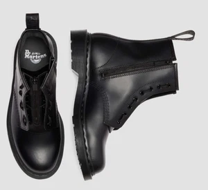 Dr. Martens 42729001 LISCIO_1460_ZIP_MONO_NERO 2025 ultimo articolo - Foto 1 di 8