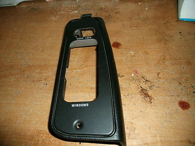 Moldura de trava de janela dianteira Ford Tempo 1990 1991 NOS LH F03Z-14528-D - Imagem 1 de 3