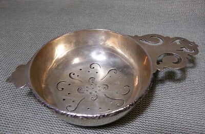 Colador de té victoriano de plata de ley Ferdinand Fuchs and Brothers Foto 1 de 3