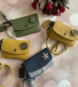 Brandneu Coach Drehverschluss Kartenetui Handgelenktasche mit Motiv - Bild 1 von 33