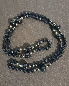 Hermoso Collar de Cuentas Redondas Negro De Colección con Acentos Dorados. 33" L. - Imagen 1 de 5