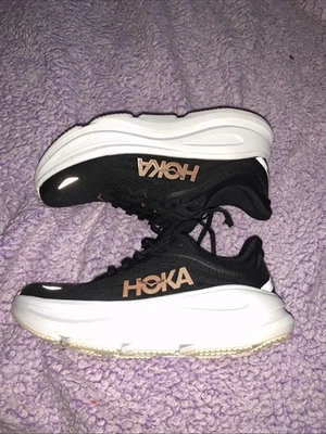 Zapatos deportivos para correr Hoka One One Bondi 9 para mujer talla US 8,5B negros oro rosa Foto 1 de 4