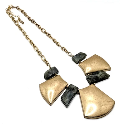 Collar babero tono dorado con detalles de piedra de granito de mármol pasarela de 18" a 20" Foto 1 de 4