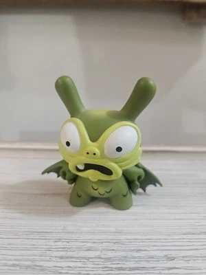 Kidrobot Dunny Kaiju Battle Mini serie Green Baby G de Chauskoskis 3" Foto 1 de 4