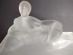 Böhmisches Glas Jugendstil Akt Frau liegend Schmuckdose Sportszenen - Bild 1 von 24