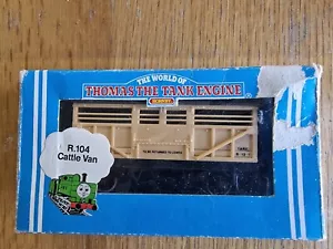 Hornby World of Thomas The Tank Engine R.104 Cattle Van Wagon - Boxed - 00 Gauge - Picture 1 of 1