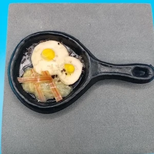 Imán de nevera miniatura realista de hierro fundido para tocino y huevos - Imagen 1 de 12