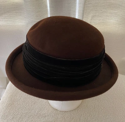 Sombrero de ala de lana marrón chocolate vintage Liz Claiborne con ribete de terciopelo. 100% lana. Foto 1 de 4
