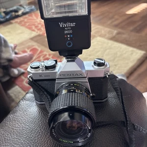 Pentax K 1000 35mm Spiegelreflexkamera mit Sears 70mm Objektiv manueller Fokus & Blitz LESEN - Bild 1 von 16