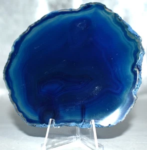 Hermosa rodaja de ágata teñida de azul con soporte 4.19"/112 gramos - Imagen 1 de 2
