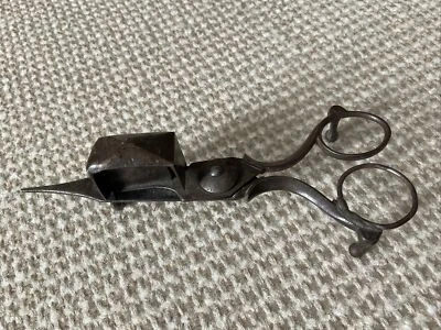 Antigua tijera de mecha de metal con aspecto de hierro forjado Foto 1 de 4