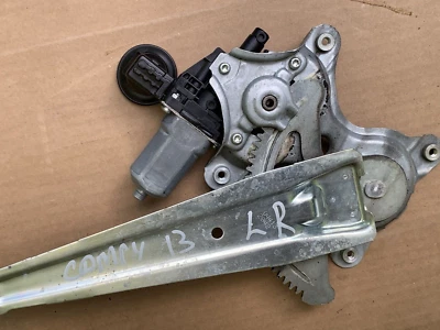 2013 丰田凯美瑞左后驾驶员侧窗调节器带电机原始设备制造商 12-14 — 第 1/4 张图片