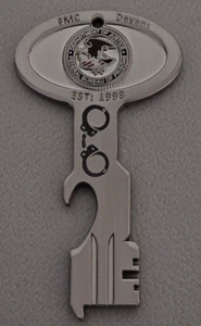 Federal Bureau of Prisons FMC Devens, MA, Adam Folger/Flaschenöffner Münze - Bild 1 von 2