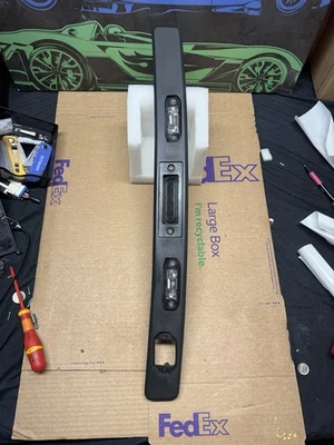 Licencia trasera Volvo XC60 2010 2017 OEM 💡Manija de puerta de maletero leva moldeada recortada Foto 1 de 4