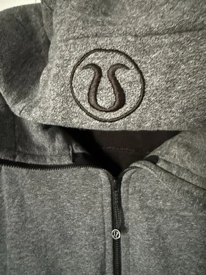 Chaqueta con capucha This Is A Lululemon Define ligeramente usada pero en buen estado talla 12 Foto 1 de 4