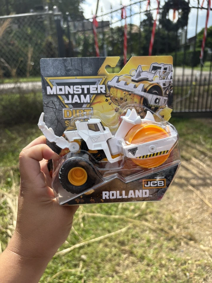 Литая детская игрушка грузовик Monster Jam Dirt Squad «Powered By JCB» 2025 г. - Изображение 1 из 1