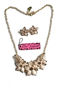 BETSEY JOHNSON WHITE ENAMEL FLOWER RHINESTONE GOLD PLATED NECKLACE W/ EARRINGS - Picture 1 of 1