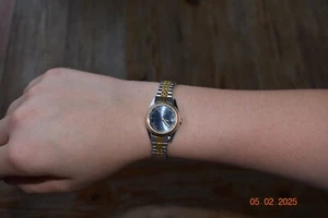 Pulsar Damenuhr Vintage blaues Ziffernblatt Datum Quarz Stretchband Japan 6 in 25 mm - Bild 1 von 4