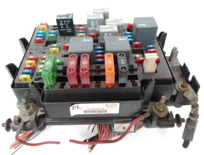 15328806-05 Chevy 2000 2001 2002 Silverado Tahoe Fuse Box Engine Bay 1500 F51 - Image 1 of 4