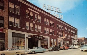 Postal de The Mountain Inn Center St de colección coches escena callejera Fayetteville, AR 1950 - Imagen 1 de 2