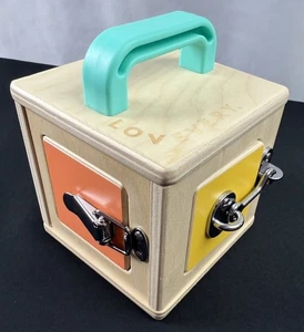 Caja de seguridad de madera Lovevery juguete Montessori niño pequeño habilidades motoras finas cubo de actividad - Imagen 1 de 9