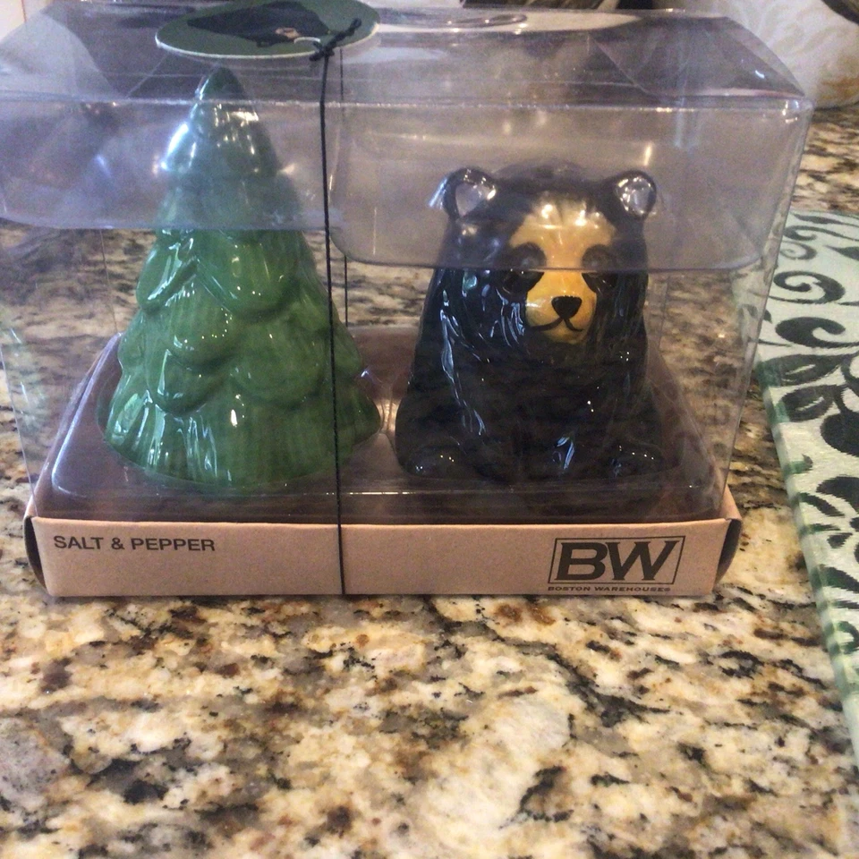 Salero y pimentero Boston Warehouse Bear & Pine Tree NUEVO Foto 1 de 2
