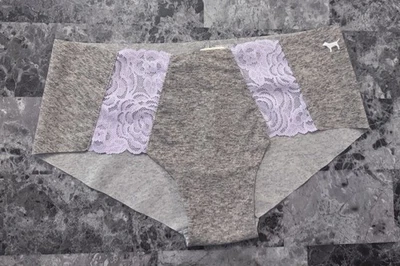 CALCINHA HIPSTER VICTORIA'S SECRET ROSA PEQUENA CINZA ROXA RENDA FLORAL SEM EXIBIÇÃO NOVA COM ETIQUETAS - Imagem 1 de 3