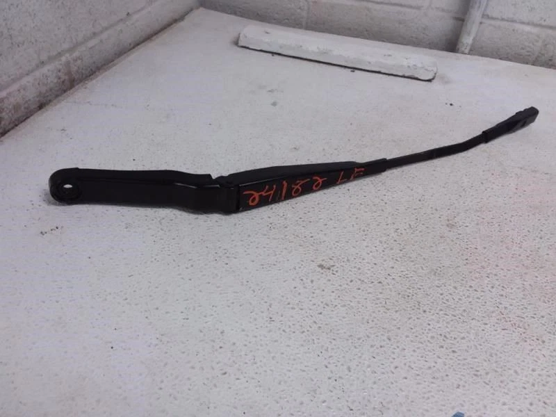 AUDI SQ5 2019 OEM CONDUCTOR LADO IZQUIERDO BRAZO LIMPIAPARABRISAS  Foto 1 de 1