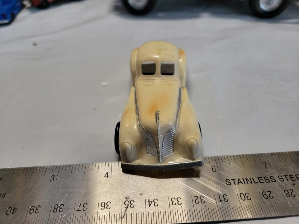 Coche de juguete de plástico duro vintage blanco Cadillac sedán ~ Lapin Products Foto 1 de 4